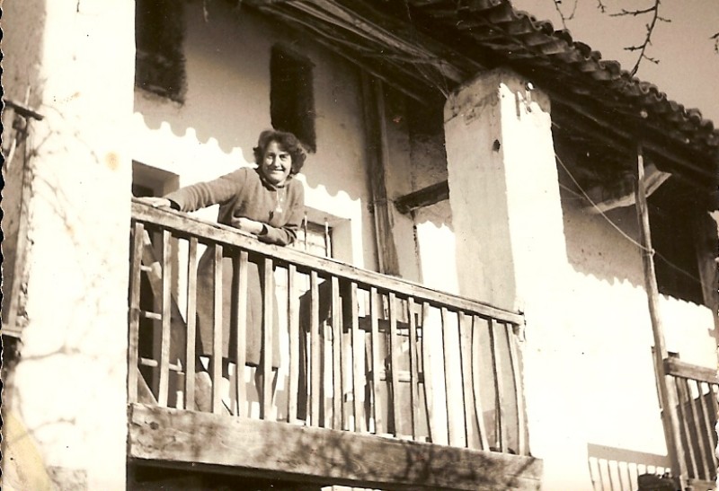 Me mama Rita al poggiolo de casa Marzo 1959.jpg