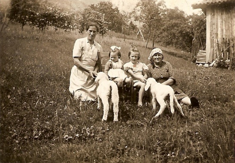 Scaiapet Agosto 1959 zia Silvia Adriana, Mirca e zia Maria.jpg