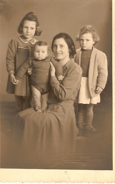 Ciano a 1 anno Dicembre 1950 con mamma e sorelle.jpg