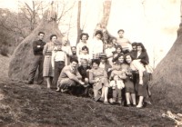 01-Il cortivo dei Scot  anno 1957 con i suoi vicini di casa..jpg