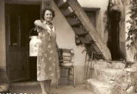 Mamma Rita la va a tor acqua a fontanele Scot Marzo 1959.jpg