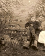 Ciano con in braccio la Dolores. Settembre 1959.jpg