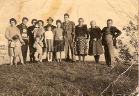 Me pare, me mare, me nona Carmela, parenti e vicini di casa Scot anno 1958.jpg