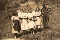 Zia Maria, zia Tilde, zia Luigia, zia Silvia e barba Cenci Scaiapet Agosto 1959.jpg