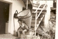 Ciano al va a vender derle fate da so pare Vito Scot. Lire 3000 l'una a quei tempi Marzo 1959.jpg