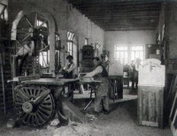 7) Reparto di falegnameria nel 1928. Qui si fabbricavano gli arredi necessari allo stabilimento ed ai locali pubblici..jpg
