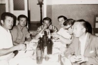 57) Angelo (Angelin) Turro il secondo da sinistra, grande bidello all'Itis di Feltre. Gastone Poggi il primo a destra..jpg