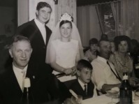 92) Il Vigile Giordano. Tanto buono e gentile. E’ il signore in camicia.. fra il figlio piccolo e la moglie..jpg