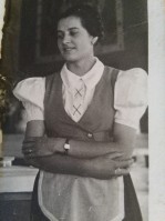1d) una foto di una meravigliosa ragazza feltrina che la vorava in Birreria durante gli anni della seconda guerra mondiale. Si chiamava Luisa Slongo classe 1923 qui aveva 18 anni..jpg