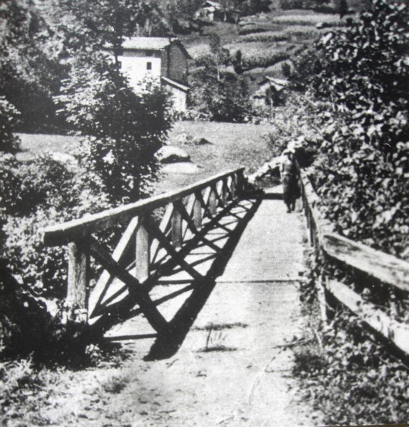 02-Questo vecchio ponte in legno collegava CALIFORNIA con PATTINE e tutta la valla alla ds del torrente MIS. Era posto un pò più a valle del panificio visibile sulla sinistra. Anni '30..jpg