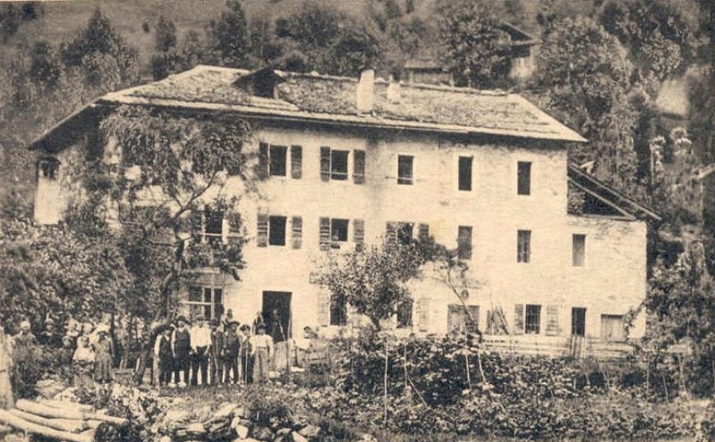 05-L'osteria -Alla California- Finita la guerra si riprende a vivere, l'edificio viene costruito lungo la strada di MARCUZ, sulla sponda destra del torrente Gosalda in una zona più sicura.jpg