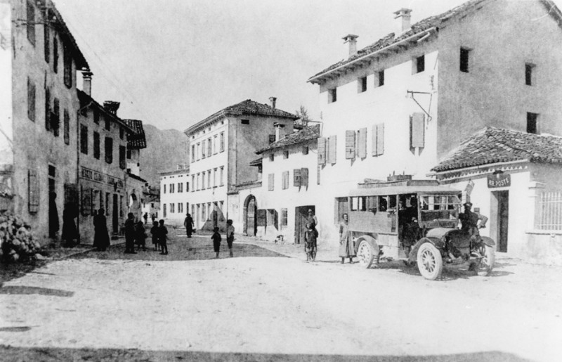 12-Meano- fermata della corriera, linea Santa Giustina-Sospirolo-Gosaldo. Anni '20..jpg