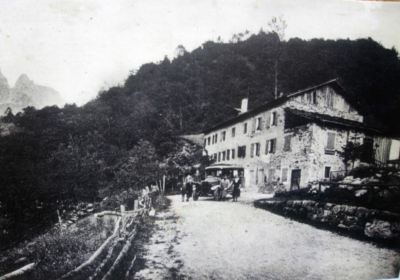 15a-Carletto Bissoli, i suoi figli e la cognata Maria posano davanti all'osteria (futuro albergo),  comprata dalla Masoch Regina, vicino alla corriera di Buzzatti, di cui egli é l'autista.anno 1938.jpg