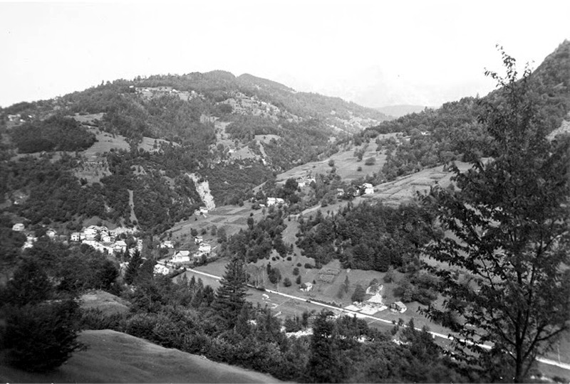 16-La piana che conduceva a California prima del 1966. La casa, il mulino e la segheria di Belfiore Case scivolarono lungo la valle del Mis accompagnate dalla struttura del ponte..jpg