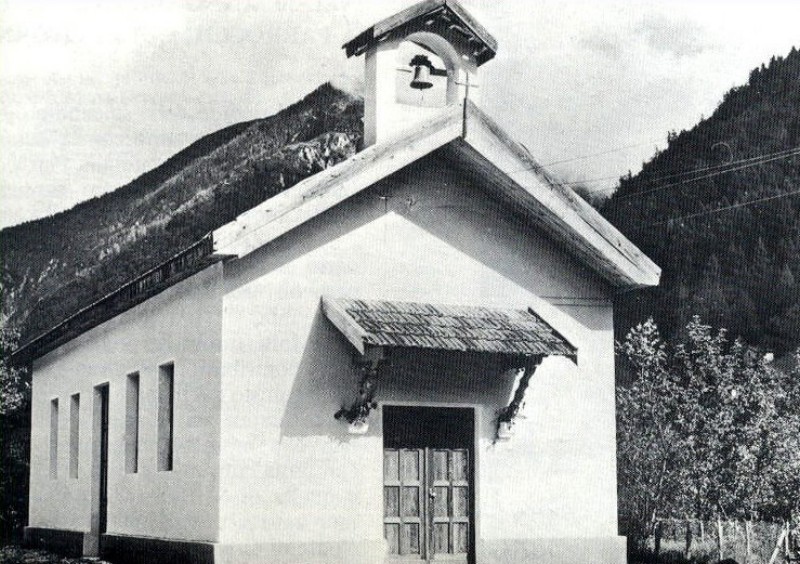 18-Primo piano della chiesetta di California, vista dalla porta delle donne. I lavori preparatori furono lunghi , ma una volta iniziata, la costruzione della chiesetta fu completa in un anno (1960).jpg