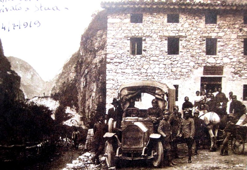04b-Arrivo del primo camion a I Stua lungo la strada in costruzione. 4 Luglio 1919..jpg