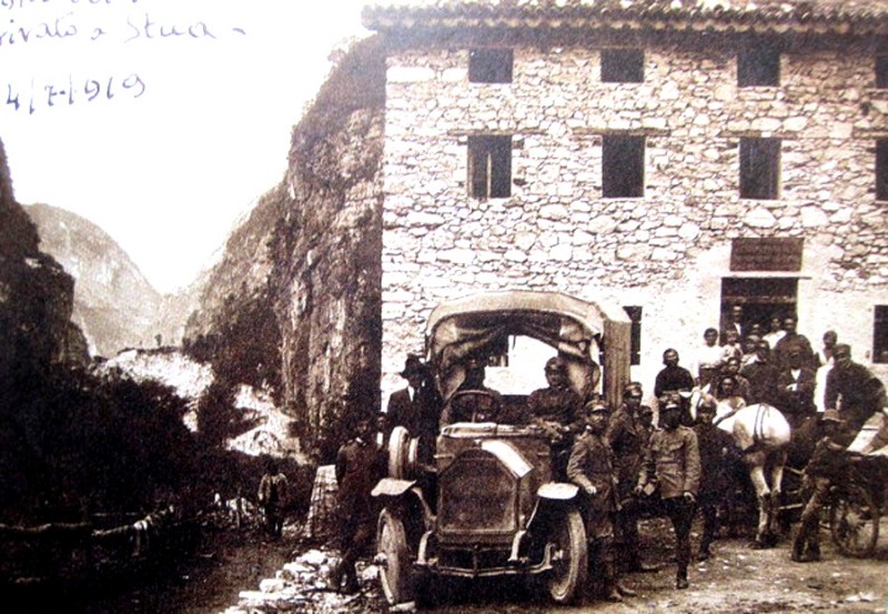 04b-Arrivo del primo camion a I Stua lungo la strada in costruzione. 4 Luglio 1919..jpg