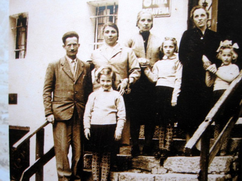 05-Cresimate sorelle Moretti e padrini a I Stua. Da sn Stefano e Carlotta Casanova con Luigina, Antonia dal Peron con Germana, Maria Case con Graziella. Anni '50..jpg