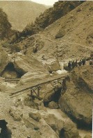 01-Passerella di attraversamento del Mis oltre la galleria della crocetta verso California. Estate 1919.jpg