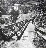 02-Questo vecchio ponte in legno collegava CALIFORNIA con PATTINE e tutta la valla alla ds del torrente MIS. Era posto un pò più a valle del panificio visibile sulla sinistra. Anni '30..jpg