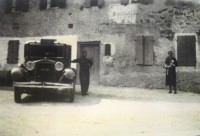 14-Carletto Bissoli davanti l'edificio che diventerà l'albergo California,accanto alla sua corriera, una Fiat rossa a 10 posti di cui era l'autista sulla linea California-Sospirolo-California,1938..jpg