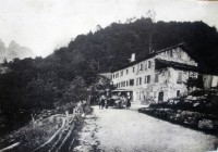 15a-Carletto Bissoli, i suoi figli e la cognata Maria posano davanti all'osteria (futuro albergo),  comprata dalla Masoch Regina, vicino alla corriera di Buzzatti, di cui egli é l'autista.anno 1938.jpg
