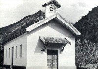 18-Primo piano della chiesetta di California, vista dalla porta delle donne. I lavori preparatori furono lunghi , ma una volta iniziata, la costruzione della chiesetta fu completa in un anno (1960).jpg