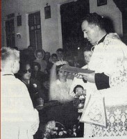 23-Don Giovanni Marcon in quella che fu la chiesetta parrocchiale di California, durante un matrimonio. Nato a Gosaldo il 24 Giugno 1926 e deceduto all'ospedale di Oderzo il 22 Febbraio del 1993.jpg