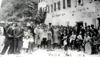 27-E' accorsa grande folla in California negli anni d'oro per festeggiare la scelta orchestra venuta dalla valle del Mis. Anno 1940..jpg