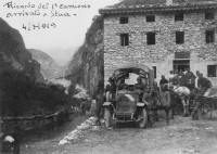 04a-Arrivo del primo camion a I Stua lungo la strada in costruzione. 4 Luglio 1919..jpg