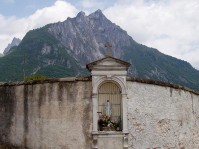 6) Certosa di Vedana - edicola votiva nei pressi dell’ingresso della certosa.jpg