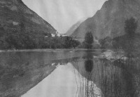 59b) Anni 50. Sospirolo, La Certosa di Vedana che si specchia, nell' acqua, del Lago..jpg