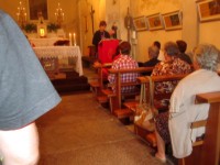 13-Interno della chiesa nel Rosario del mese di Maggio.JPG
