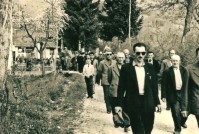 06-Il paese di Roncoi, partendo dalla chiesetta,  accompagna una delle tante vittime di incidenti avvenuti nei cantieri all'estero, inizio anni '60.jpg