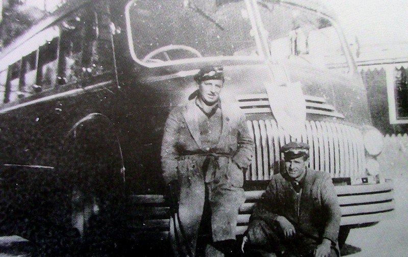 38) Anno 1948. Coriera Fiat 666 della ditta Buzzatti in sosta lungo la linea giornaliera estiva Padova - Belluno - Agordino con Giuseppe e Umberto Bianchet.jpg