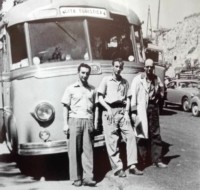 02-Cesio Maggiore Autocorriera Mognol in gita turistica, da sinistra Giovanin de lile, Nini Collet e Alfredo Sanvido da Can detto -Fredo marcante-..jpg