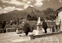 08-Corriera Mognol in piazza San Gregorio nelle Alpi anni '50.jpg