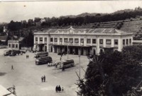 12-1954 stazione di Belluno - bus e corriere.jpg