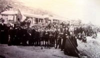 4) Anni '30. Alunni in gita scolastica in montagna con le autocorriere della ditta Buzzatti.jpg