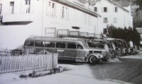 10) Anno 1949. Autocorriere all'esterno del garage della ditta Buzzatti a Caprile.jpg