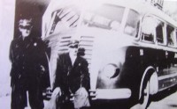 11) Anno 1947. Autocorriere Fiat 626 carrozzata dalla ditta Buzzatti nella sua officina di Bribano. In primo piano mauro Angeli e Antonio Callegari.jpg