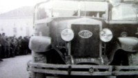 30) Anno 1934. Autocorriera Ceirano della ditta Buzzatti in piazza Campedel (ora dei Martiri) a Belluno.jpg