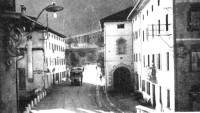 31) Arrivo ad Agordo, lungo la via Rova, di un torpedone dopo la prima guerra mondiale..jpg