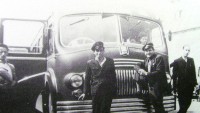 36) Anno 1948. Autocorriera Fiat 666 della ditta Buzzatti in sosta a Feltre lungo la linea per l'Agordino. In primo piano l'autista Umberto Bianchet e il bigliettaio Luigi Trevisson.jpg