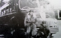 38) Anno 1948. Coriera Fiat 666 della ditta Buzzatti in sosta lungo la linea giornaliera estiva Padova - Belluno - Agordino con Giuseppe e Umberto Bianchet.jpg