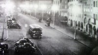 41) Anno 1954. Un autobus delle linee urbane attraversa di notte piazza dei Martiri a Belluno.jpg
