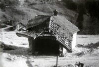 44-Dopo l'alluvione del 1966, rovine del garage Buzzatti, che era di fronte all'albergo Bissoli in California..jpg