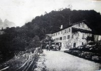 46b-Carletto Bissoli, i suoi figli e la cognata Maria posano davanti all'osteria (futuro albergo), comprata dalla Masoch Regina, vicino alla corriera di Buzzatti, di cui egli é l'autista.anno 1938.jpg