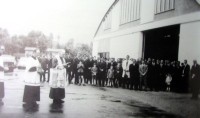 53) Anno 1965. Benedizione delle nuove officine Buzzatti alla Veneggia di Belluno da parte del vescovo Muccin.jpg