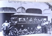 102) uno dei titolari, Domenico Buzzatti detto Menego posa con i dipendenti davanti al garage di Bribano, è il 1928;.jpg